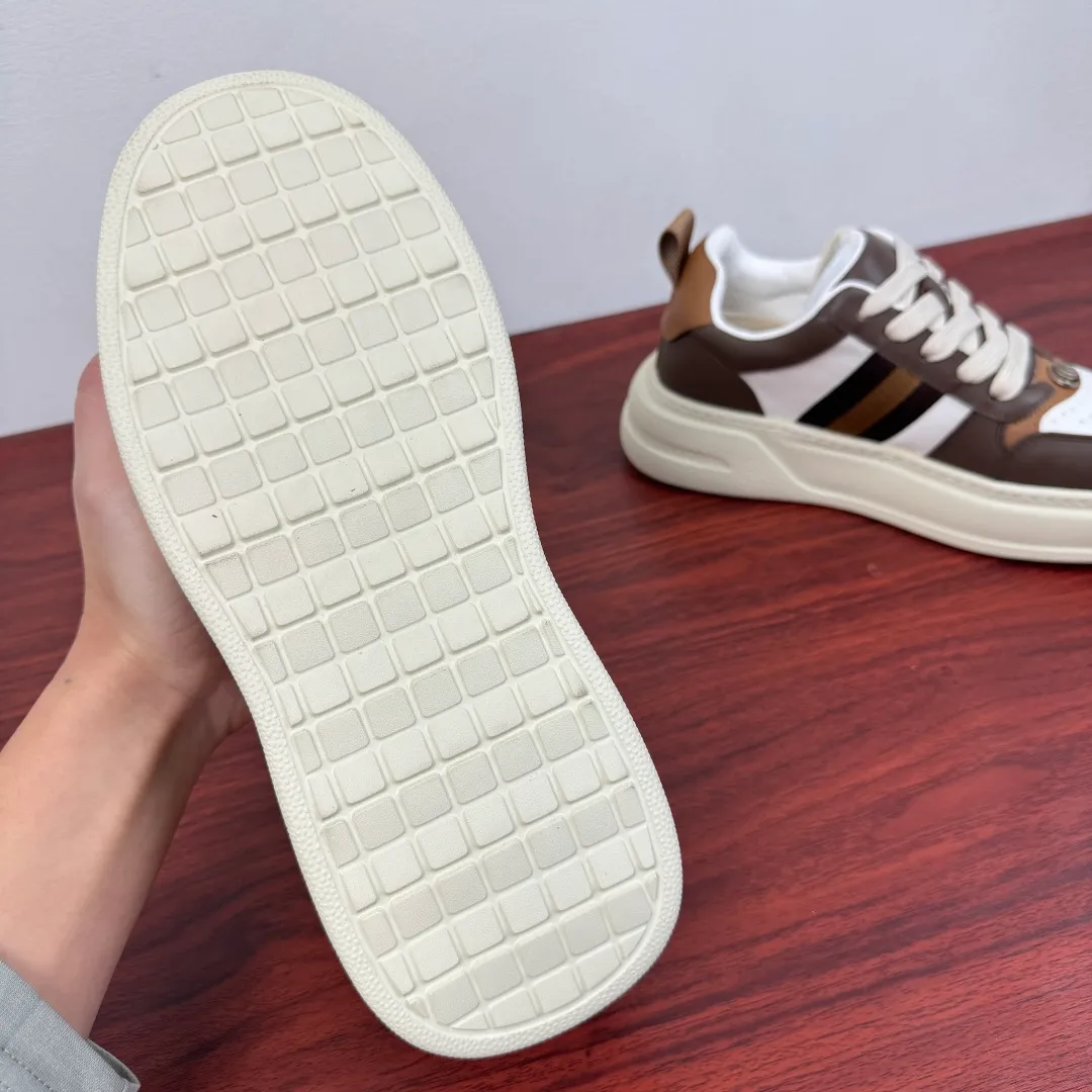 Batch 800 Gucci/Gucci new autumn men's leather sneakers thick-soled lightweight biscuit shoes! In the 2025 autumn and winter series, this sneaker adopts a thick-soled structure and cleverly uses the triple elements of silhouette design, color matching and material. Showcase retro style. This shoe is crafted from cow leather with webbing details and features a lightweight rubber sole for added sophistication. Multiple leathers are finely tailored and precision motorcycle composite splicing creates a full sense of layering. Full calfskin lining and insole with gold-tone logo lettering and badge detailing. There is a GG brand logo buckle on the toe, classic webbing embellishment, 5CM thickened lightweight rubber sole, air-glue stitching process, long-lasting wear without opening the glue and excellent on-foot comfort. Flat last shape, easy to match with all types of pants, and comes with a full set of packaging! Size: 39-40-41-42-43-44 leather shoe size (38.45 can be customized) Item number: 431920 Ribbon White Coffee